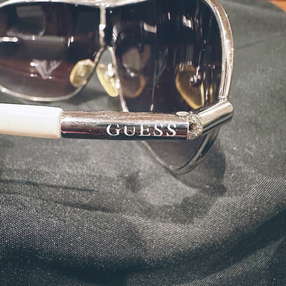 Never Worn Guess Sunglasses Silver Frames with White Arms - Picture 6 of 6